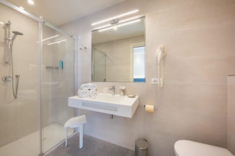 Shower, free toiletries, hair dryer, bidet