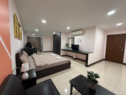 Deluxe Room | Individually decorated, desk, blackout drapes, free WiFi