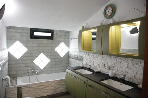 Shower, free toiletries, hair dryer, bidet