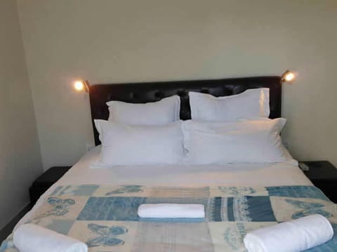 Family Room | In-room safe, desk, iron/ironing board (on request), WiFi (free)