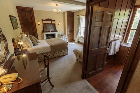 Deluxe Room (King) | Hypo-allergenic bedding, iron/ironing board, free WiFi, bed sheets