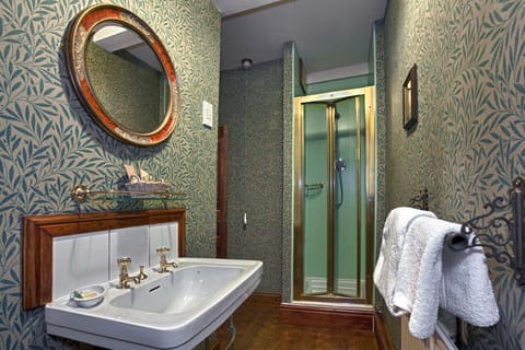 Deluxe Double Room | Bathroom | Shower, free toiletries, hair dryer, bathrobes