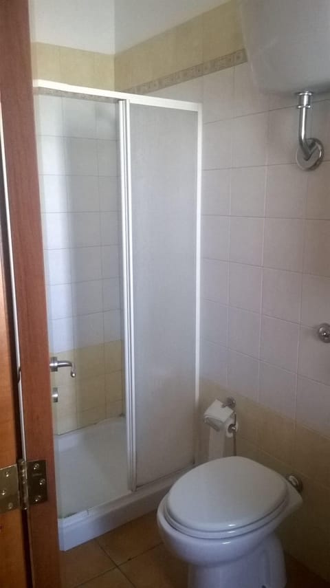 Double Room | Bathroom | Shower, rainfall showerhead, free toiletries, hair dryer