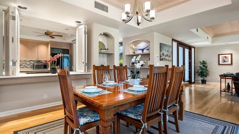 Dining area, pass thru to the kitchen