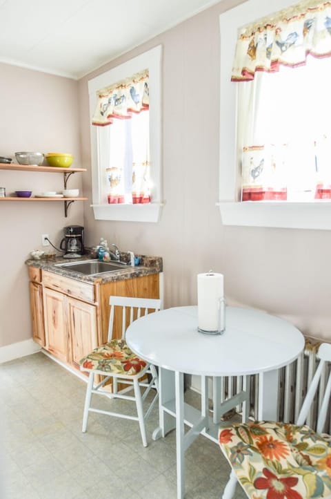 Kitchen & Dining Area