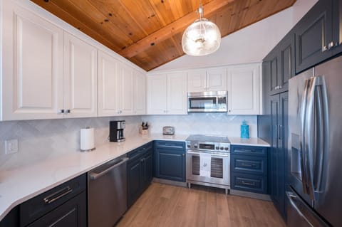 Kitchen, Fridge/Stove