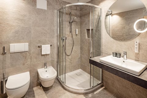 Double Room | Bathroom | Free toiletries, hair dryer, bidet, towels