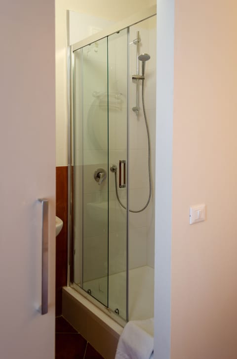 Classic Single Room | Bathroom | Shower, rainfall showerhead, free toiletries, hair dryer