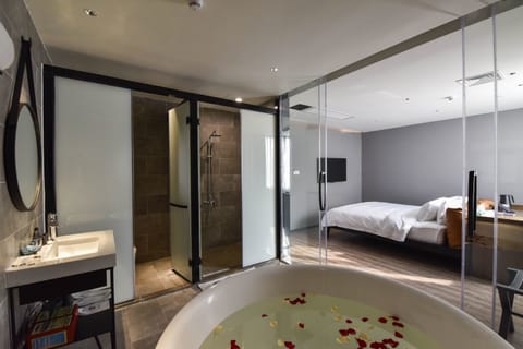 Deluxe Double Room | Bathroom | Shower, hydromassage showerhead, free toiletries, hair dryer
