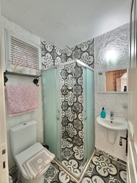 Standard Room | Bathroom | Shower, free toiletries, hair dryer, towels