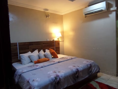 Suite, 1 Queen Bed, Non Smoking | Desk, laptop workspace, free WiFi, bed sheets
