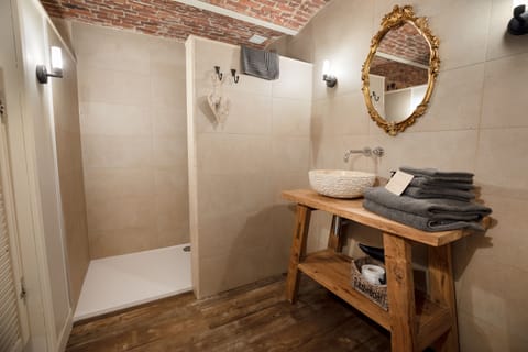 Deluxe Double Room (Pinot Noir) | Desk, laptop workspace, soundproofing, free WiFi