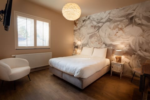 Deluxe Double Room (Vicaris) | Desk, laptop workspace, soundproofing, free WiFi