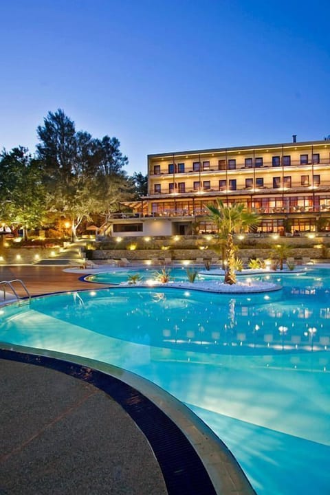 Seasonal outdoor pool, pool umbrellas, sun loungers