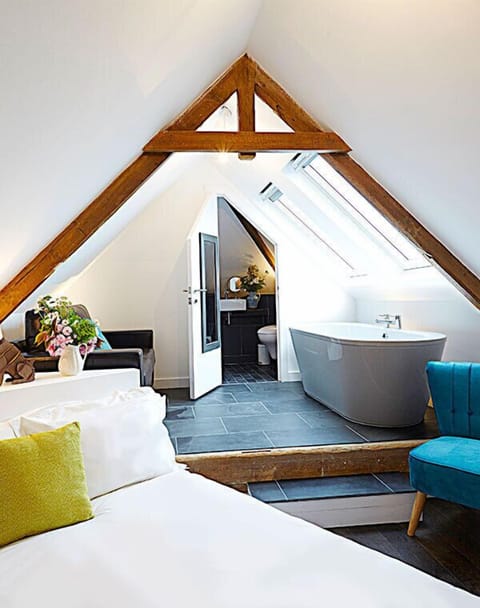 Double Room (Loft) | Egyptian cotton sheets, iron/ironing board, free cribs/infant beds