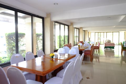 Daily buffet breakfast for a fee