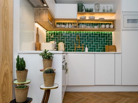Studio (Samphire Studio) | Private kitchen | Fridge, microwave, oven, stovetop