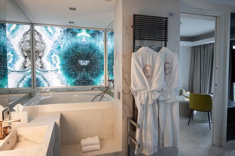 Suite (SMERALDO) | Bathroom | Shower, rainfall showerhead, free toiletries, hair dryer