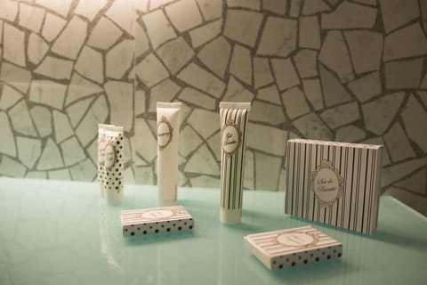 Shower, rainfall showerhead, free toiletries, hair dryer