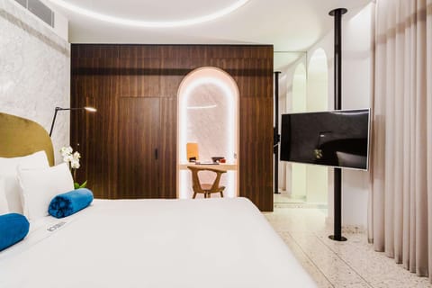 Executive Double Room, 1 Double Bed | Minibar, in-room safe, desk, soundproofing