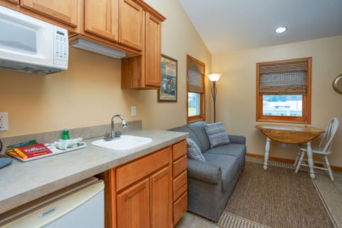 Queen/Jacuzzi Suite 23 (End Unit/Deck Water View) | Living area | Flat-screen TV