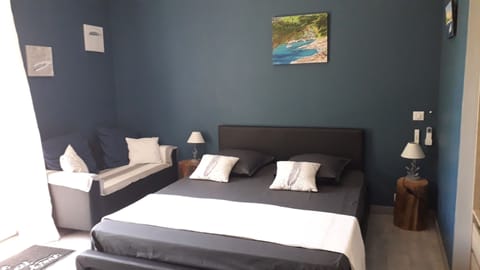 Deluxe Suite, 2 Bedrooms, Non Smoking, Poolside | 2 bedrooms, individually decorated, individually furnished