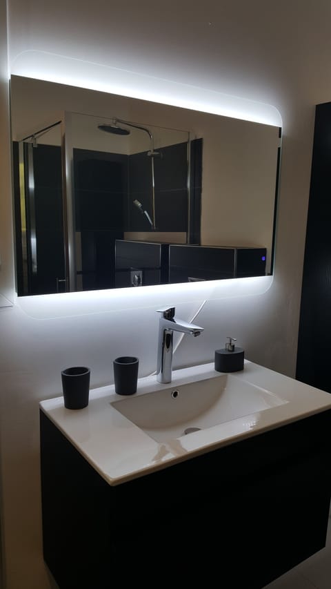 Deluxe Suite, 2 Bedrooms, Non Smoking, Poolside | Bathroom amenities | Separate tub and shower, deep soaking tub, towels, toilet paper