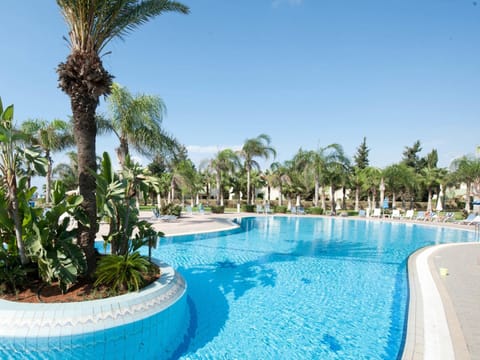 Seasonal outdoor pool, pool umbrellas, sun loungers