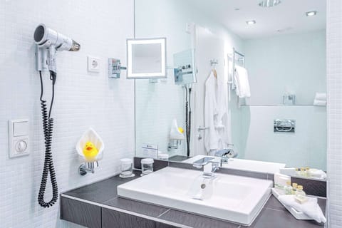 Executive Room, 1 King Bed | Bathroom | Combined shower/tub, hair dryer, towels, soap