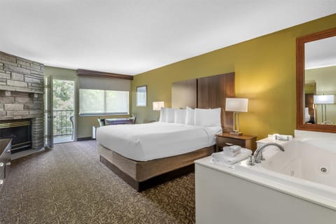 Standard Room, 1 King Bed, Non Smoking, Jetted Tub | Desk, laptop workspace, iron/ironing board, free WiFi