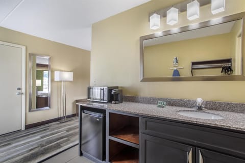 Desk, laptop workspace, iron/ironing board, free WiFi