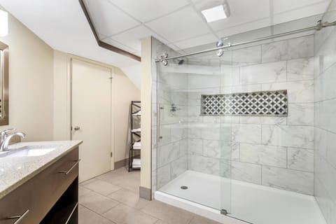 Suite, Multiple Beds, Non Smoking, Kitchen (Walk-in Shower) | Bathroom | Combined shower/tub, free toiletries, hair dryer, towels