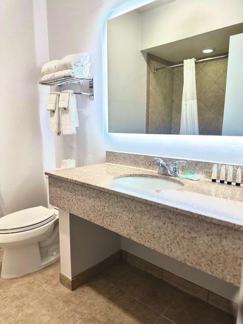 Combined shower/tub, free toiletries, hair dryer, towels