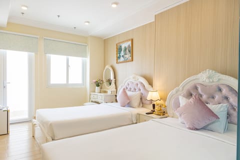 Superior Twin Room, 2 Twin Beds, City View | Living area | Flat-screen TV