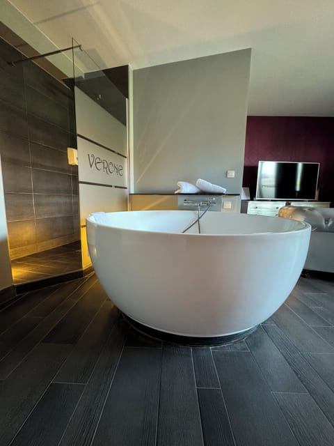 Deluxe Double Room, Jetted Tub | Premium bedding, individually decorated, individually furnished