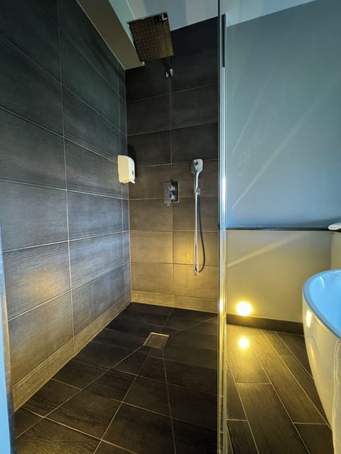 Deluxe Double Room, Jetted Tub | Bathroom | Free toiletries, hair dryer, towels