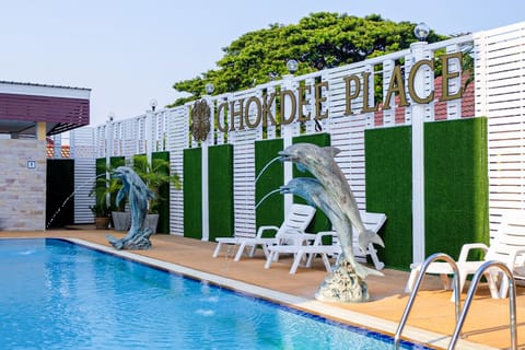 2 outdoor pools