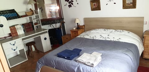 Classic Double Room, 1 Queen Bed, Non Smoking | Individually decorated, individually furnished, blackout drapes