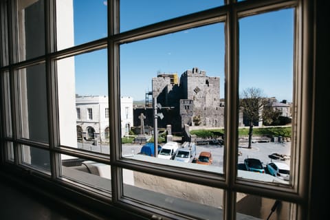 King Room | Desk, blackout drapes, free WiFi