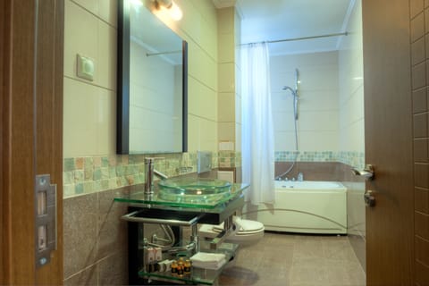 Apartment, 1 Bedroom | Bathroom | Free toiletries, hair dryer, towels, soap