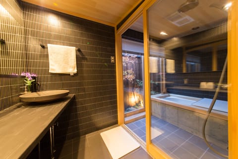 (PLEASE INFORM CHECK-IN TIME BEFORE ARRIVAL) Private Vacation Home | Bathroom | Separate tub and shower, free toiletries, hair dryer, bathrobes
