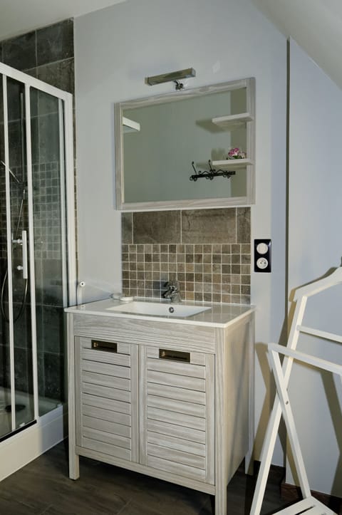 Comfort Double Room (Chambre aux Hirondelles) | Bathroom | Shower, free toiletries, hair dryer, towels