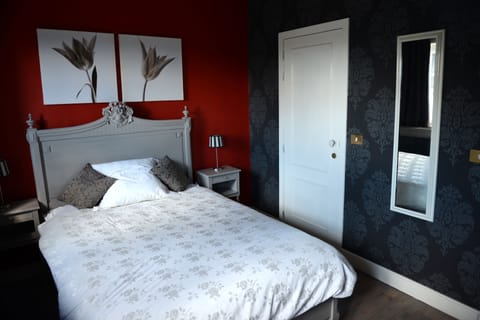 Classic Double Room (vermillon) | Free WiFi