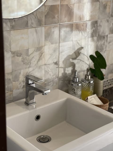 Standard Room | Bathroom | Shower, free toiletries, hair dryer