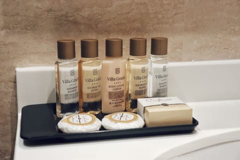 Shower, rainfall showerhead, free toiletries, hair dryer