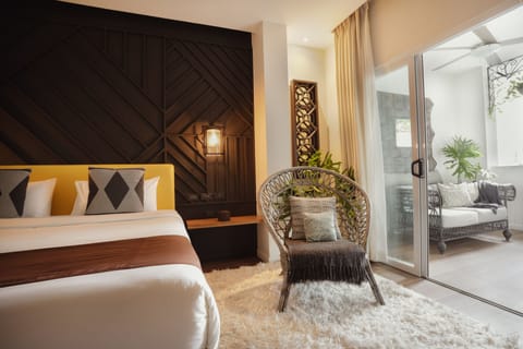 Family Room with Balcony | Minibar, desk, laptop workspace, blackout drapes