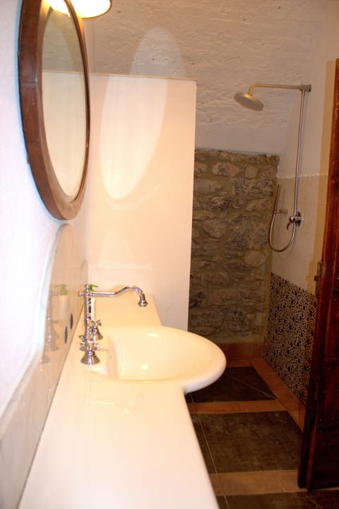 Apartment | Bathroom | Shower, free toiletries, hair dryer, bidet
