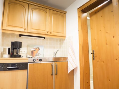 Comfort Apartment, 2 Bedrooms, Balcony (8) | Private kitchenette | Fridge, microwave, stovetop, coffee/tea maker