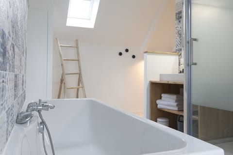 Suite (Cézembre) | Bathroom | Shower, free toiletries, hair dryer, towels