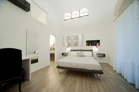 Double Room | 1 bedroom, memory foam beds, minibar, desk